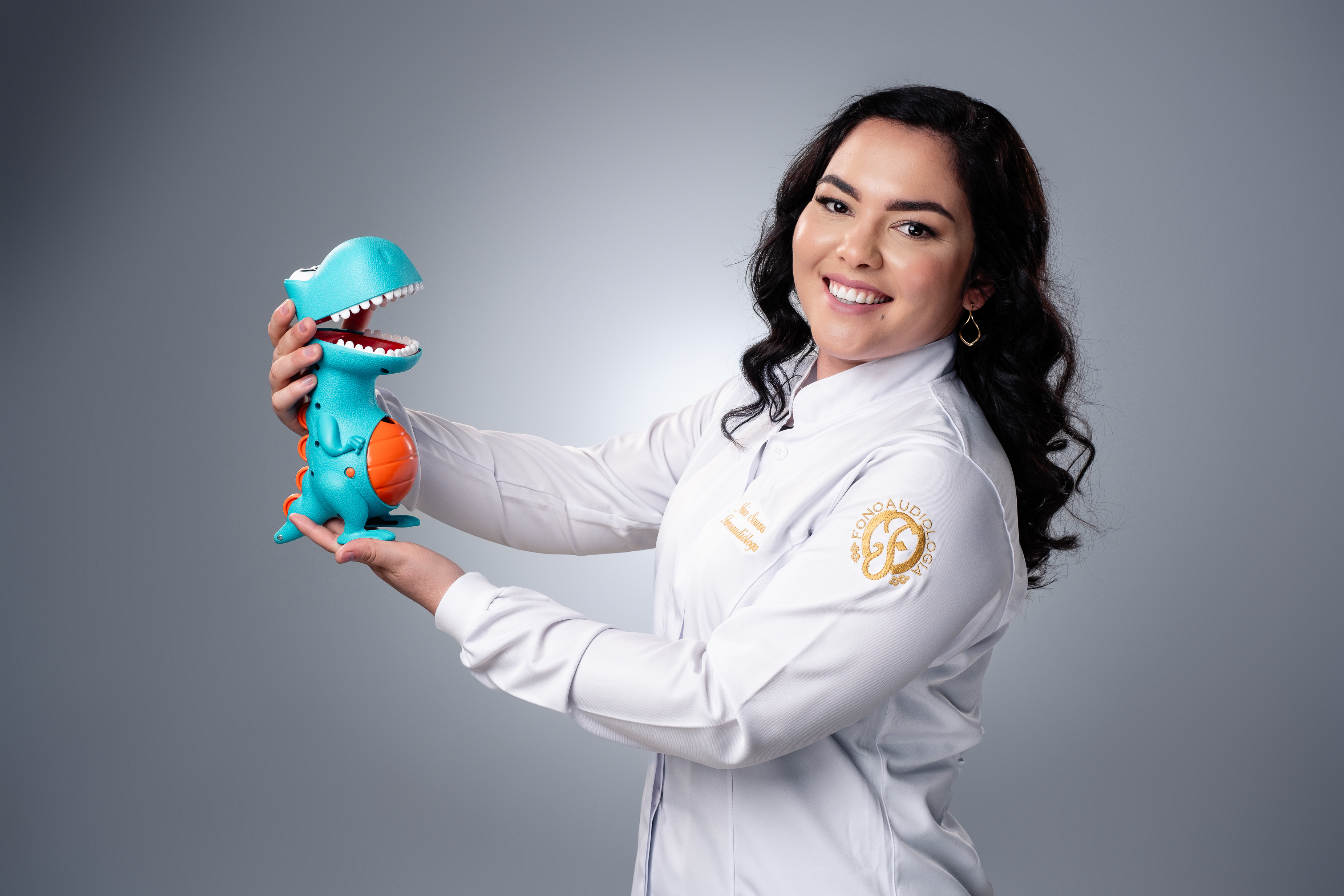 Joice Souza em atendimento fonoaudiológico infantil